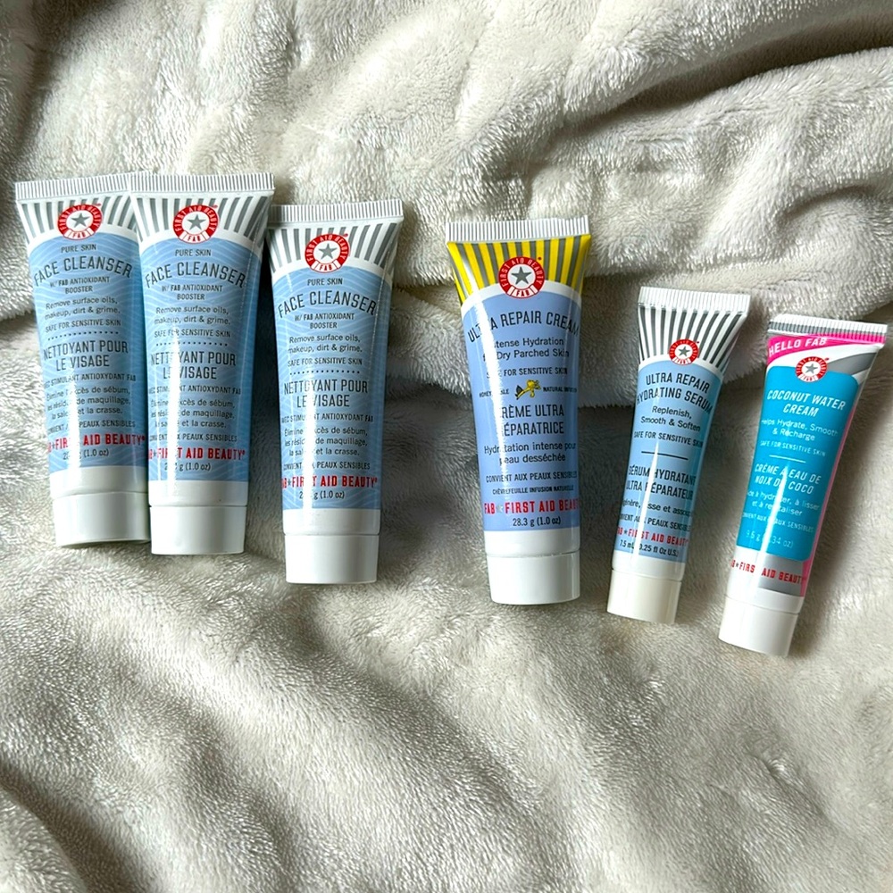 FIRST AID BEAUTY SKINCARE SET